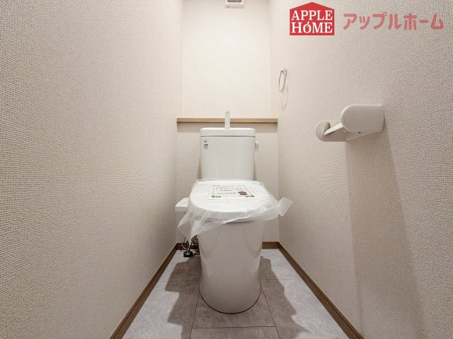 【新築住宅】滑川町月の輪 第2期のトイレ|温水洗浄器付き便座を標準装備してます♪窓付きで明るく、快適空間となっております。毎日使う場所だからこその配慮です。