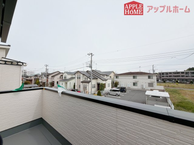 【新築住宅】比企郡滑川町月の輪 第2期のバルコニー|家族分の洗濯物もしっかり干せます。日当たりも良く、毎日のお洗濯が楽しくなりそう♪お布団は手軽に干せていつもポカポカに☆
