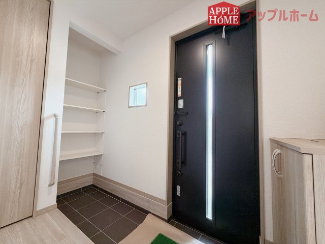 【新築住宅】滑川町月の輪 第2期の玄関|ご家族皆様の靴やお手入れ用品を収納できる収納棚を設置！お家に出会う人々を迎える玄関だからこそ、常に整理整頓しておきたいですね♪