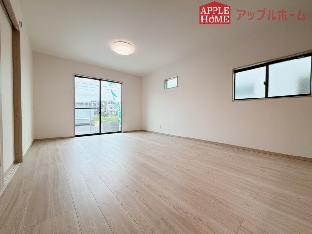 【新築住宅】滑川町月の輪 第2期の居間・リビング|窓から差し込む光で家族を温かく包み込みます。明るいリビングで子育てする喜びを☆いつでも見学可能です！