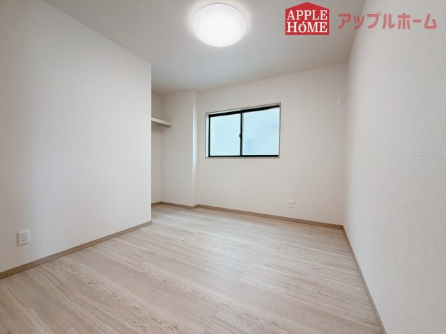 【新築住宅】滑川町月の輪 第2期の洋室|収納付きの洋室は、収納スペースが豊富で部屋全体がすっきりと片付きやすいのが特徴です。衣類や荷物を整理しやすく、生活感を抑えた洗練された空間を保てます。