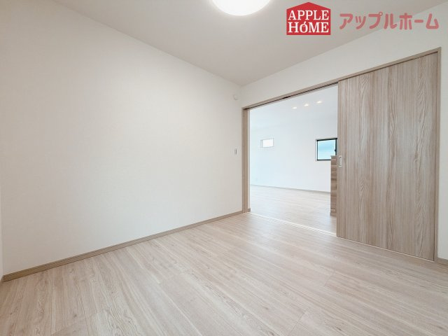 【新築住宅】滑川町月の輪 第2期の洋室|収納付きの洋室は、収納スペースが豊富で部屋全体がすっきりと片付きやすいのが特徴です。衣類や荷物を整理しやすく、生活感を抑えた洗練された空間を保てます。