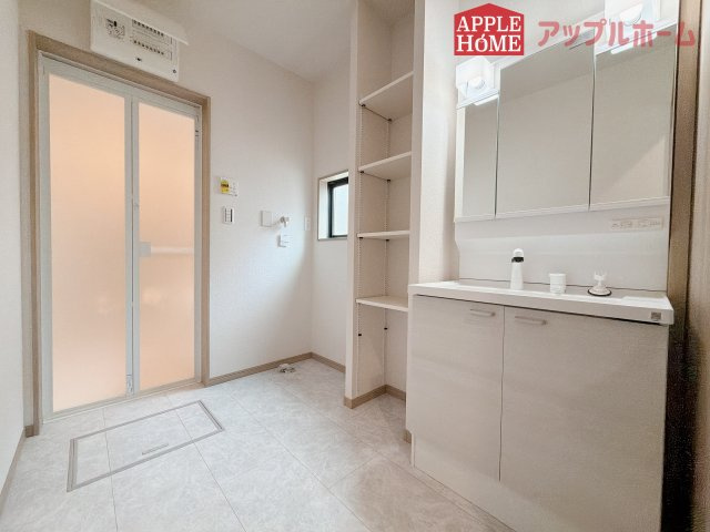 【新築住宅】滑川町月の輪 第2期の独立洗面台|三面鏡付きの洗面化粧台ですので、たっぷりと収納いただけます。白を基調とした清潔感のある快適空間です。毎日の身支度も気持ち良くお使い頂けます！！