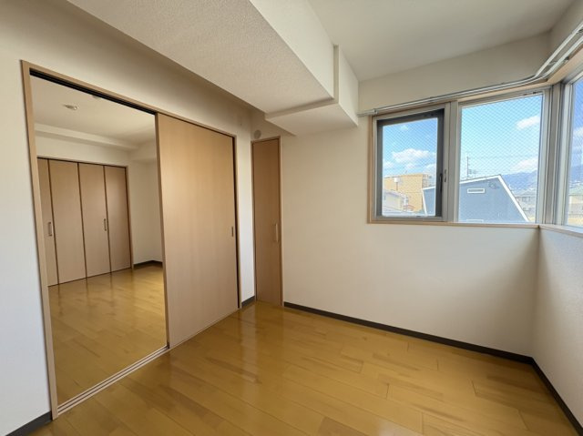 リコリスの洋室