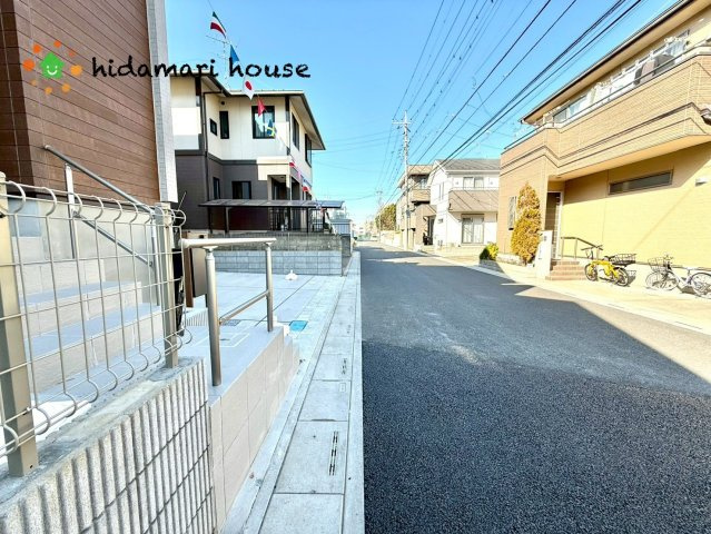 見沼区深作3丁目　新築戸建　ブルーミング01の前面道路含む現地写真