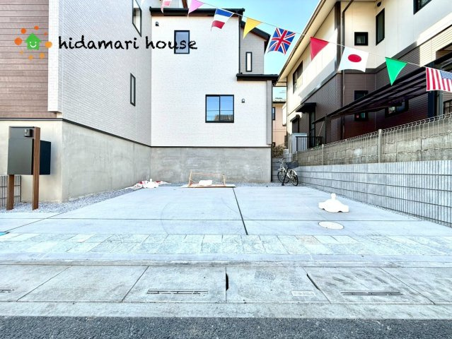 見沼区深作3丁目　新築戸建　ブルーミング01の前面道路含む現地写真