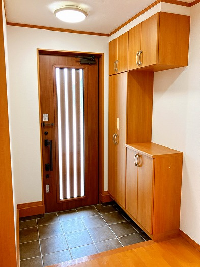 中古戸建　瑞穂市古橋　平成26年築の玄関|玄関収納付き