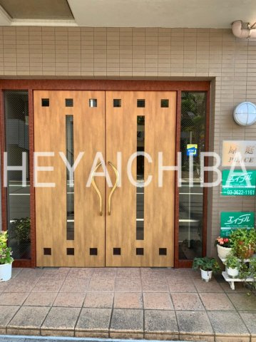 原庭プレイスのエントランス