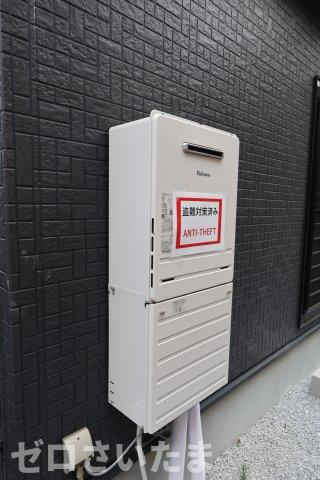《仲介手数料無料》西区三橋６丁目1228-4新築一戸建てブルーミングガーデンの外観|給湯器