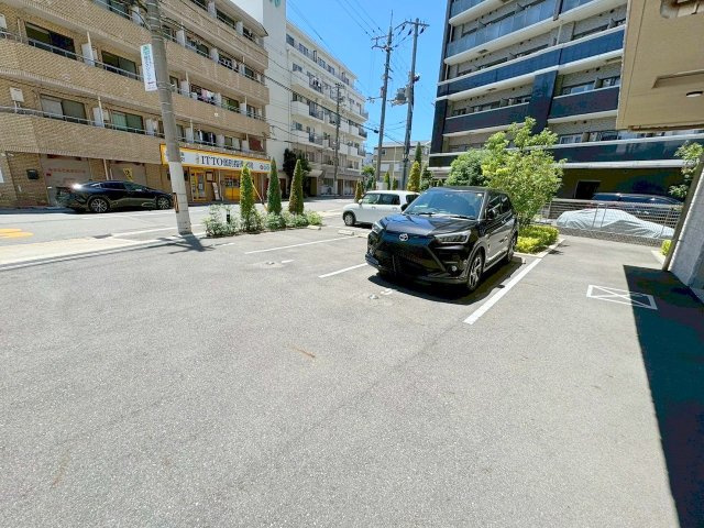 レオンコンフォート新大阪ウインズの駐車場