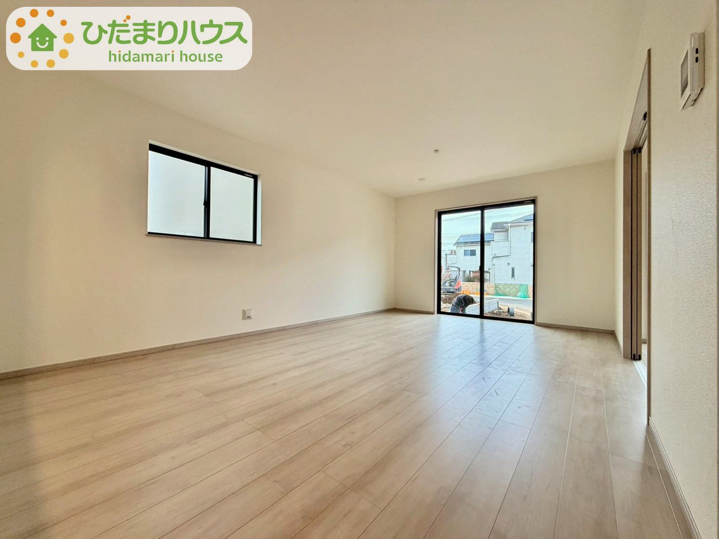 野田山崎2工区　新築戸建　2-E号棟の居間・リビング|リビング・ダイニングは嬉しい二面採光・窓辺からの日差しがあたたかなリビングを演出します( *´艸｀)										
