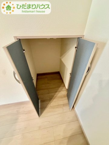 野田山崎2工区　新築戸建　2-E号棟の収納|リビングには、ちょこっとした収納があるので、消耗品のストックをするのにも便利です☆								
