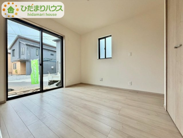 野田山崎2工区　新築戸建　2-E号棟の洋室|大きな窓から差し込む光で日中は電気いらず♪						
