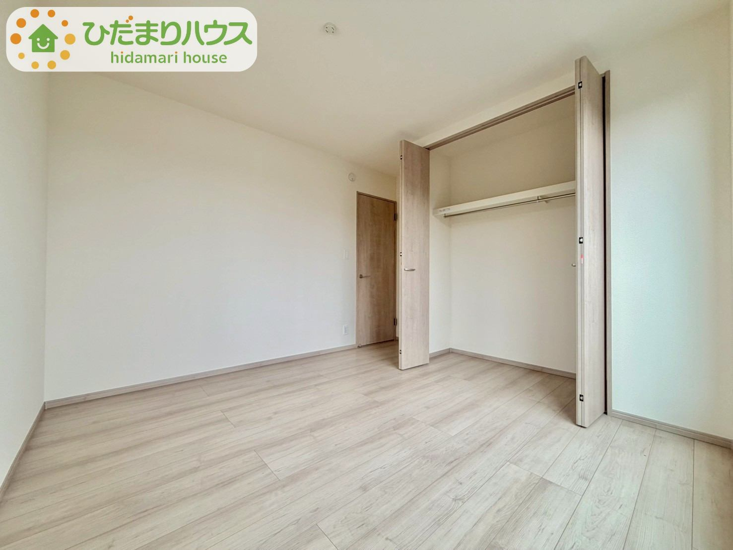 野田山崎2工区　新築戸建　2-E号棟の洋室|お洋服の多い女性に人気！収納力の高いクローゼット付☆彡						
