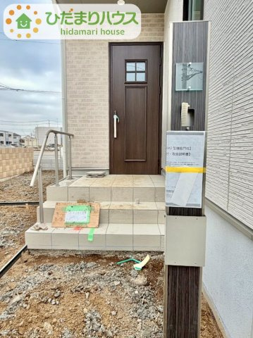 野田山崎2工区　新築戸建　2-E号棟の玄関|お子様やご年配の方も、手すり付きだと安心ですね♪