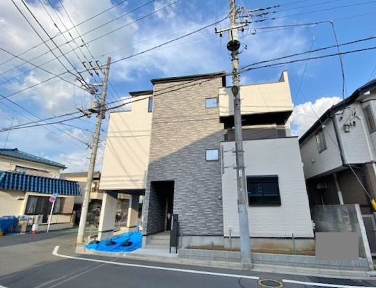 中野区江古田1丁目 全2棟 1号棟の外観|西側に間口が広く開放的です
5.454ｍ公道×8ｍ公道に面する角地
～光と風を享受する心地よい立地です～