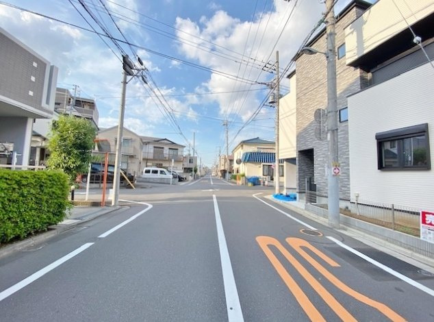 中野区江古田1丁目 全2棟 1号棟の前面道路含む現地写真|伸びやかな西側約8ｍ公道に面してます