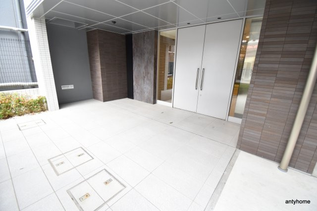 ミュプレ江坂　仲介手数料無料のエントランス