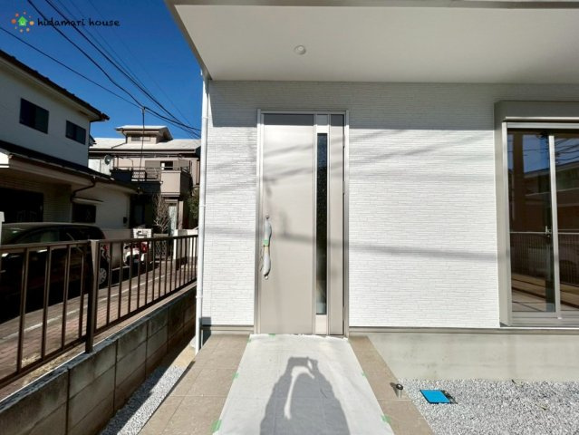 上尾市浅間台1期　新築戸建　テラシエ01の玄関