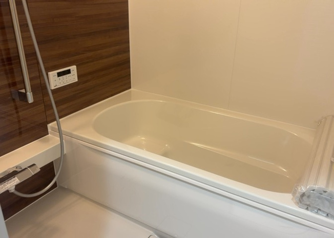 【浴室】 | 入浴時の快適さも大事なことですが、綺麗な状態を維持できなければ気持ちよく入浴できません。毎日の掃除が楽という点は大事なポイントになります！カビが生えにくく掃除がしやすい、壁や浴槽を選ぶといいでしょう。