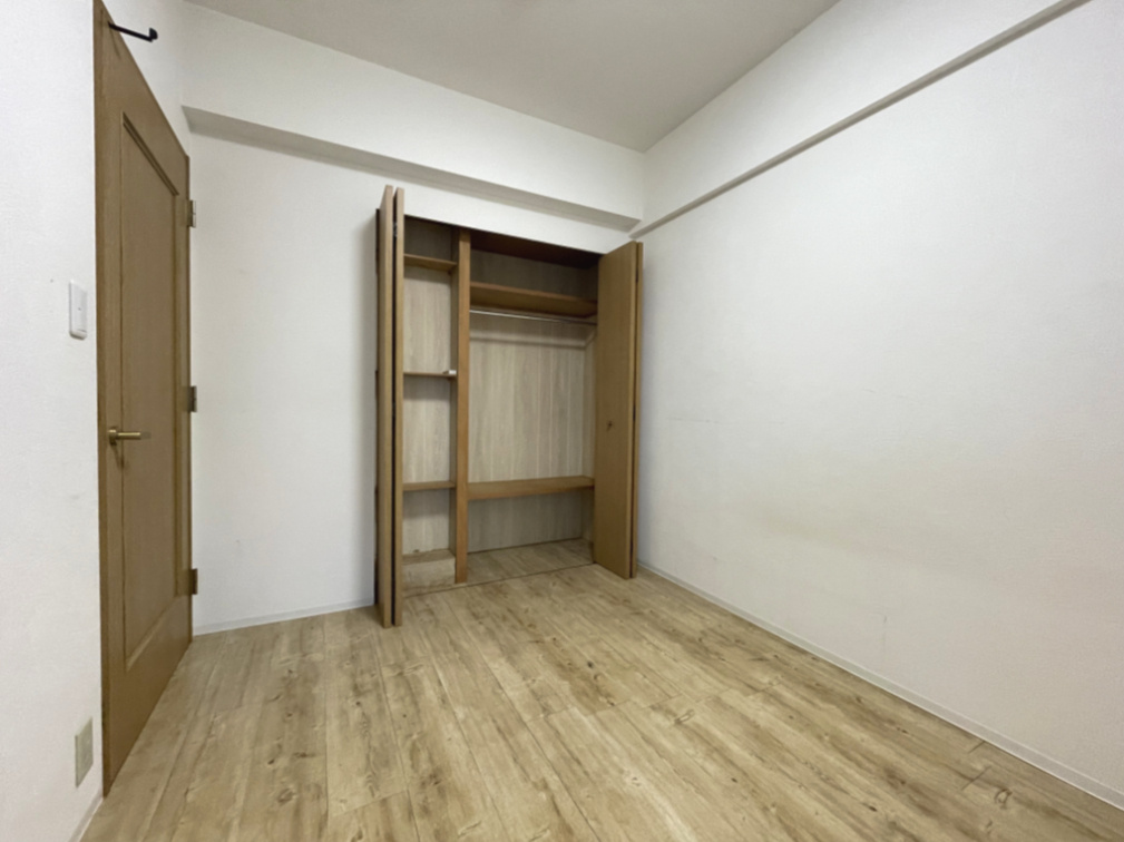 サンピア五日市の洋室|お子様や書斎部屋にちょうどよい洋室約4.5帖は物の種類に分けて収納できるクローゼットが備わっています