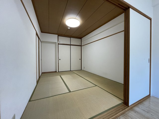 サンピア五日市の和室|和室約6.0帖は、天袋付きの押入があります。