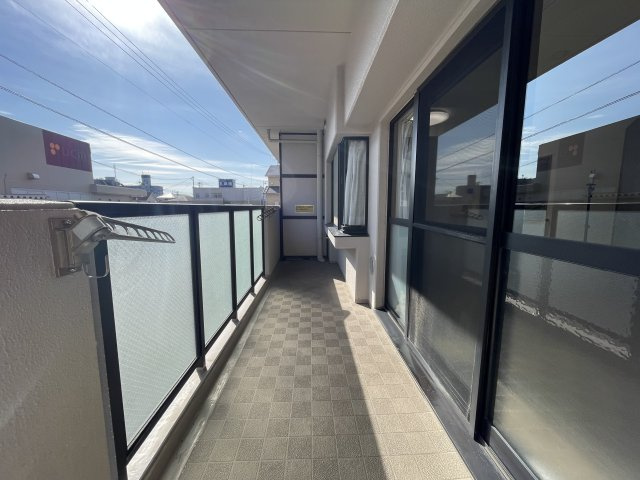 サンピア五日市のバルコニー|DCM五日市店隣接しています。南東向きで、駐車場に面しているため陽当たりと風通しも良好です！