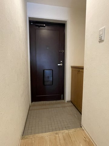 サンピア五日市の玄関|下足入れ付きの玄関です。