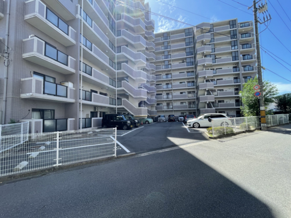 サンピア五日市の駐車場|お出かけスムーズな1階住戸です。玄関前の平面駐車場が継承可能のためマイカーへのアスクセスも快適です！