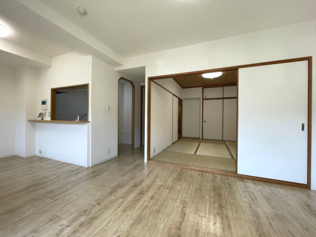 サンピア五日市の居間・リビング|リビング延長として過ごせる和室は、廊下とリビングの2WAYアクセスで多目的に使用が出来そうです！