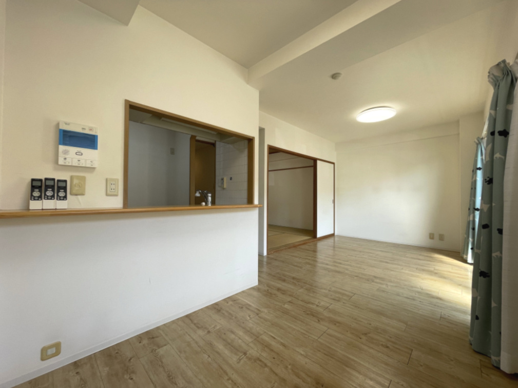 サンピア五日市の居間・リビング|南東向きバルコニーに面し、朝日が気持ち良いです！！