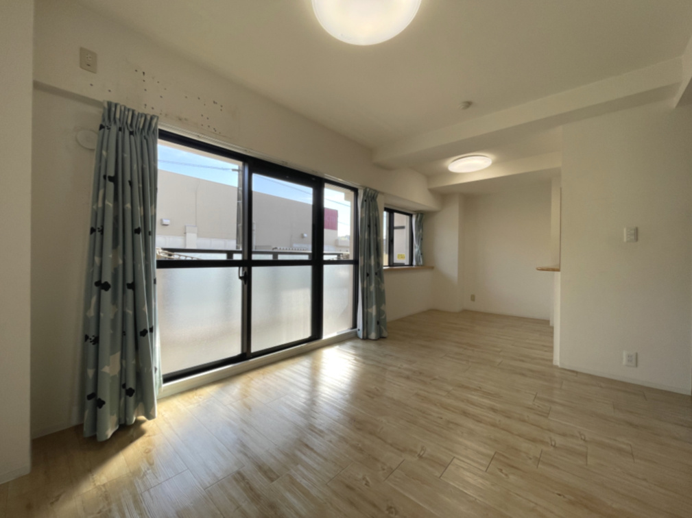 サンピア五日市の居間・リビング|ダイニングには装飾や小物をおける出窓があります。目的別にゾーニングされ家具の設置がしやすい間取りです