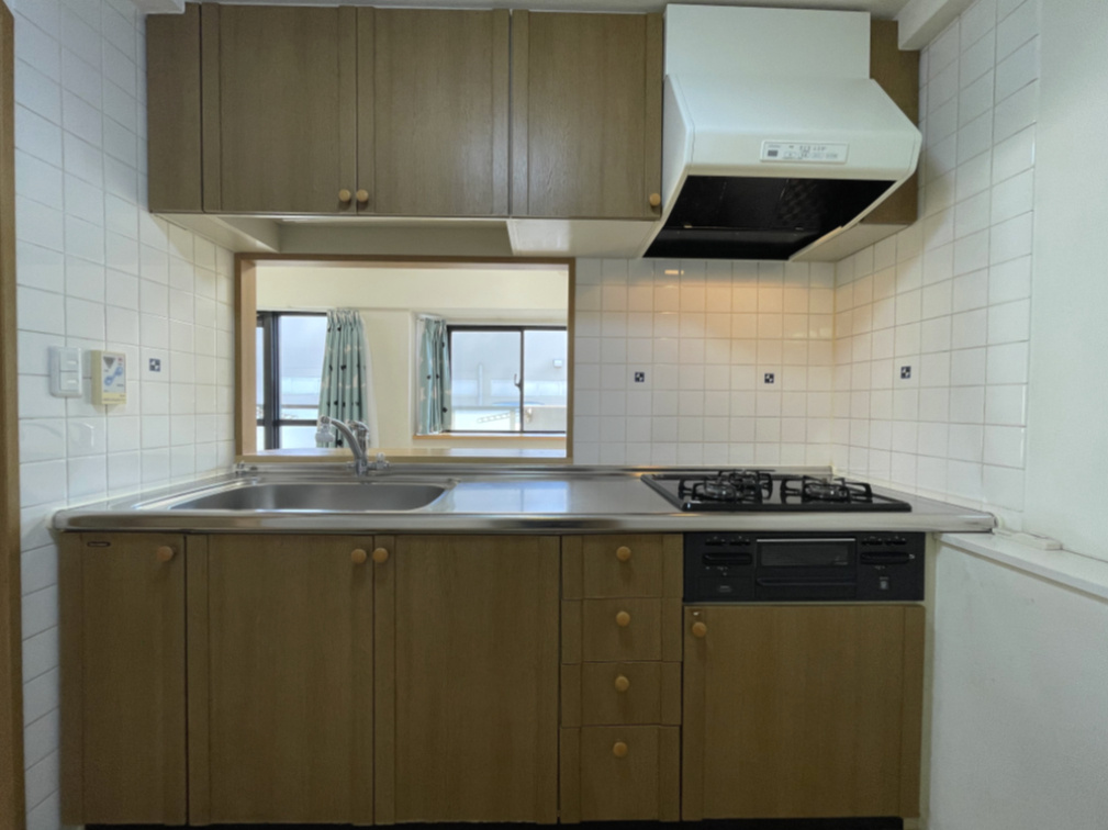 サンピア五日市のキッチン|配膳がしやすいカウンター式対面キッチン。視覚的ノイズや匂いの広がりを軽減する仕切り壁があります。