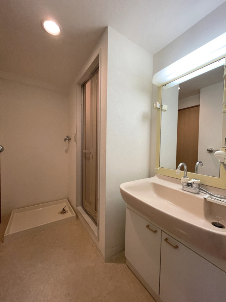 サンピア五日市の洗面所|洗面室は、廊下とキッチンの２WAYアクセス。