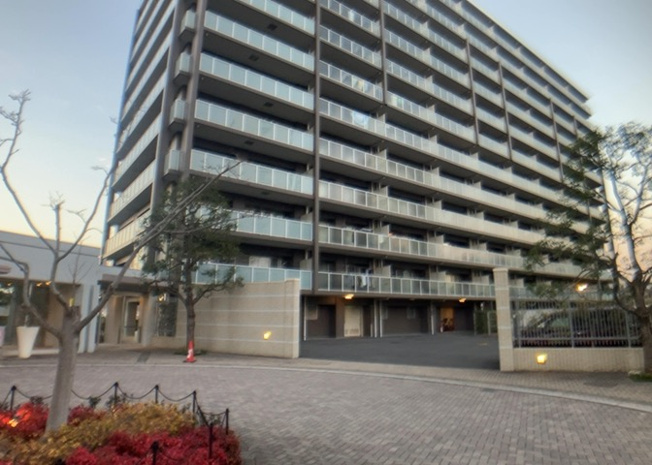 【外観】 | クレヴィア京王堀之内パークナードⅠ２番街 | L型アイランドタイプは、キッチンからダイニングにもリビングにも目が行き届くので、とても使いやすい配置です。L字型独立タイプは、キッチンを独立させてるためLDKというよりもLDといった様なイメージです。