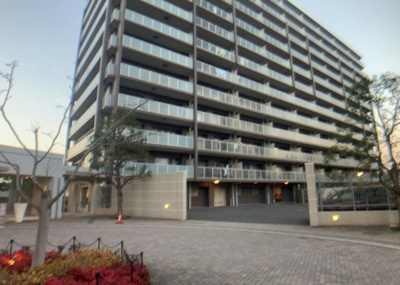 【外観】 | クレヴィア京王堀之内パークナードⅠ２番街 | 直線タイプはLとDKを一直線に並べた形で対面キッチンのタイプです。一般的なのでよく見かけるかもしれません。直線タイプに似た直接アイランドタイプは、キッチンとダイニングの間に壁がない分広く感じられます。