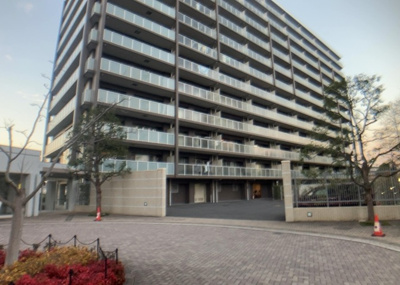 【外観】 | クレヴィア京王堀之内パークナードⅠ２番街 | トイレは大きさや形、機能、抗菌性などが異なる多種多彩なタイプが各メーカーから出ています。それぞれに良さがあるため、事前にどういったタイプのトイレがいいのかをご家庭内で決めて、内見に行くといいでしょう。