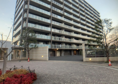 【外観】 | クレヴィア京王堀之内パークナードⅠ２番街 | 洗面化粧台では顔を洗ったり、身だしなみを整えることが本来の使い方ですが、用途によっては洗面化粧台に求められる機能が違ってくるため、ご自身や家族のライフスタイルに合ったものを選ぶことをおすすめ致します。