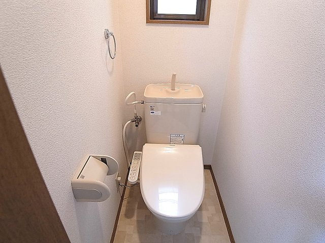 ときわ岬ハイツのトイレ|温水洗浄便座付きのトイレ、小窓も完備