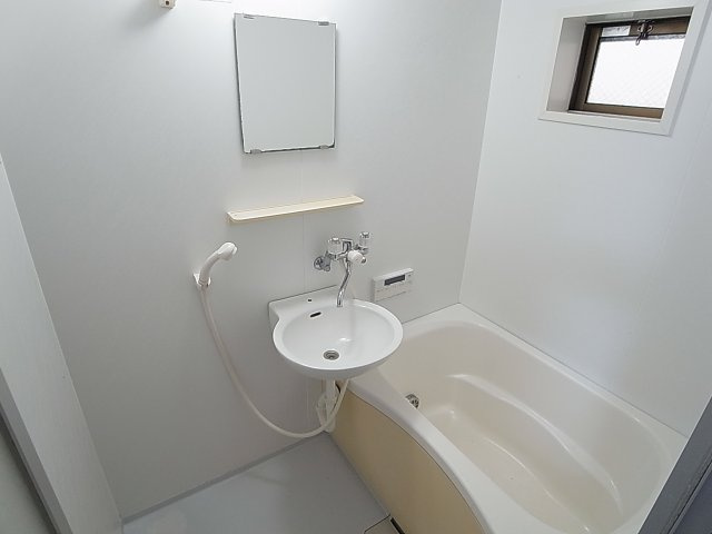 ときわ岬ハイツの浴室|追炊き機能付きの浴室、小窓も完備