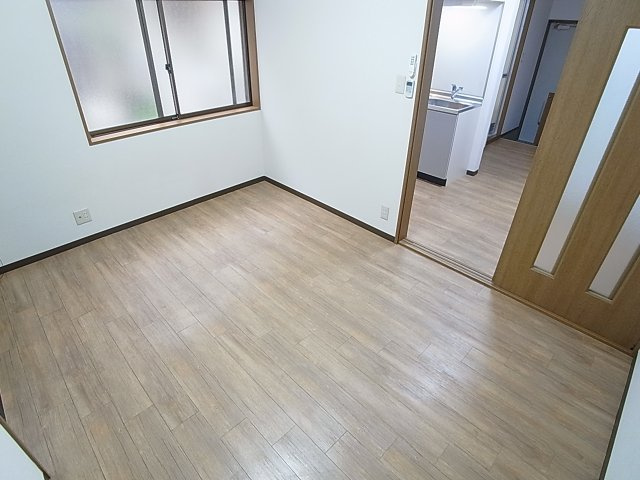 ときわ岬ハイツの内装|角部屋ならではの2面窓で風通しも良好