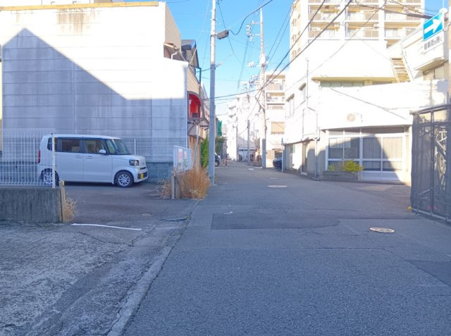 売土地　沼津市八幡町の前面道路含む現地写真|間口も広く、入出庫はスム－ズです。多方面へのアクセス良好です。