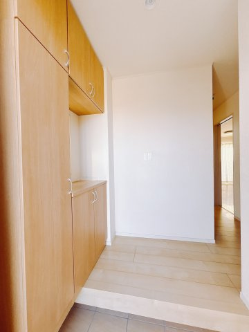 【中古戸建】伊勢崎市長沼町の玄関|■玄関｜毎日の「いってらっしゃい」や「お帰りなさい」を大切なご家族と過ごす玄関は〈使いやすさ〉を求しております。玄関横の物入は急な来客時でもさっとお片付けできるスペースを確保しています。
