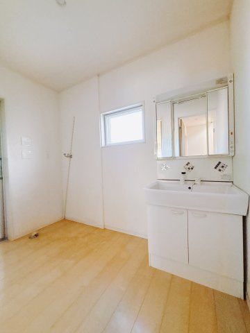 【中古戸建】伊勢崎市長沼町の独立洗面台|■洗面室｜洗濯機を置いてもゆとりある広さの洗面脱衣室です♪三面鏡の洗面化粧台なので身支度もしやすくおしゃれが好きな方にも嬉しい設計です♪窓があるので換気の際も楽ちんです