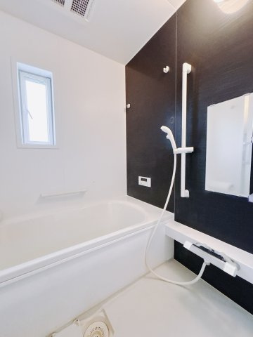 【中古戸建】伊勢崎市長沼町の浴室|■浴室｜デザイン性に優れた浴室♪1日の疲れを癒す、ゆったりとしたバスタイムをぜひお過ごしください(*＾＾*)大きな窓付きで嬉しい♪