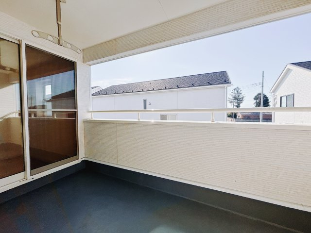 【中古戸建】伊勢崎市長沼町のバルコニー|■バルコニー｜普通のバルコニーより広い仕様のバルコニー。洗濯物やお布団だけでなく雨の日にたまった洗濯物はもちろん、プランターを置くことで家庭菜園も可能です♪