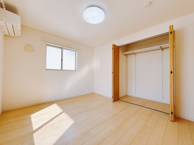 【中古戸建】伊勢崎市長沼町の洋室|■2階洋室｜お子様の一人部屋にピッタリな洋室。木のぬくもりを感じるフローリングは、天然木の味わいが時とともに深みを増していきます。また、傷にも強く、フリーワックスでお手入れもラクラクです♪