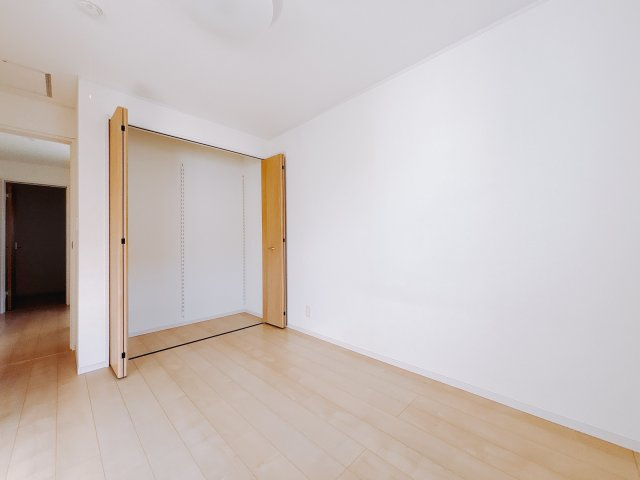 【中古戸建】伊勢崎市長沼町の洋室|■2階洋室｜ナチュラルカラーの床です。模様替えなどとても楽しく工夫できます♪陽当たり、風通しもとても良いので毎日快適な生活スタートです！子供部屋にも良いですね♪