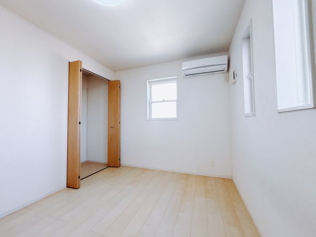 【中古戸建】伊勢崎市長沼町の洋室|■2階洋室｜2階各居室には収納をご用意しています♪常にお部屋を綺麗に保てます！小さなお子様も自然とお片付けができるようになるのでうれしいですよね！