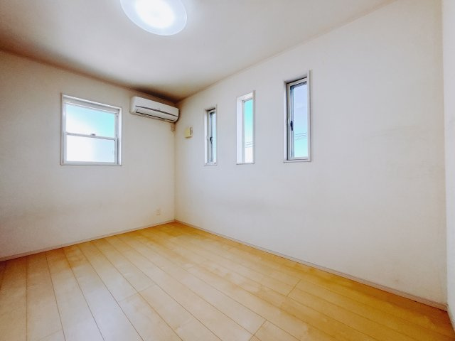 【中古戸建】伊勢崎市長沼町の洋室|■2階洋室｜2階洋室には大きな窓をご用意しています。日中はあたたかな日差し差し込み自分時間も充実できますね＾＾